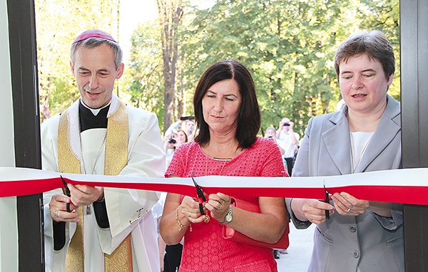  Bp Stanisław Salaterski, Urszula Blicharz i s. Jolanta Olczyk otwarli podwoje nowej szkoły