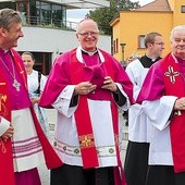 Powyżej: Od lewej: biskupi Roman Pindel, František Lobkowicz i Tadeusz Rakoczy na granicznym „Moście Przyjaźni” podczas uroczystości ku czci św. Melchiora Grodzieckiego