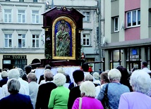 Powyżej: Czciciele Matki Bożej Pocieszenia przeszli z jej wizerunkiem wokół oławskiego rynku