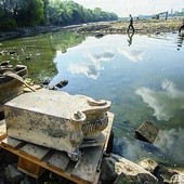  W tym roku udało się wydobyć m.in. obeliski, podstawy z kulami i fragment balustrady Pałacu Kazimierzowskiego 