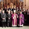  Bp Andrzej Czaja i ks. proboszcz Edmund Podzielny z uczestnikami  uroczystej inauguracji działalności Kapituły