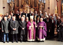  Bp Andrzej Czaja i ks. proboszcz Edmund Podzielny z uczestnikami  uroczystej inauguracji działalności Kapituły