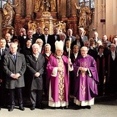  Bp Andrzej Czaja i ks. proboszcz Edmund Podzielny z uczestnikami  uroczystej inauguracji działalności Kapituły