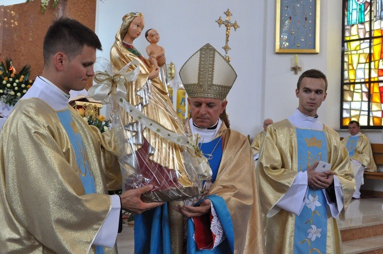 Abp Mokrzycki otrzymał w darze figurę Pięknej Madonny