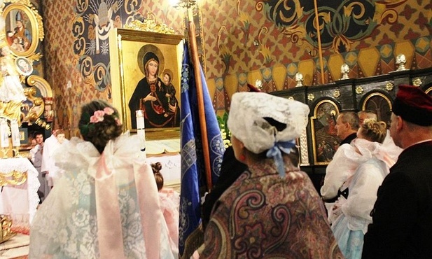 Parafianie z Rychwałdu przynieśli kopię obrazu Matki Bożej z sanktuarium do żywieckiej konkatedry