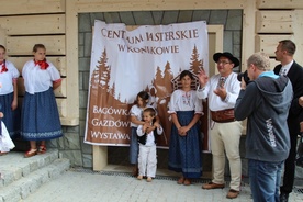 Centrum Pasterskie baca Piotr Kobut otwierał z trójką wlasnych dzieci i całą gromadą najmłodszych gości 