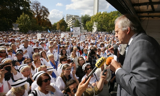 Minister Zembala na manifestacji pielęgniarek