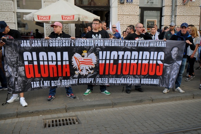 Marsze ws. przyjęcia uchodźców