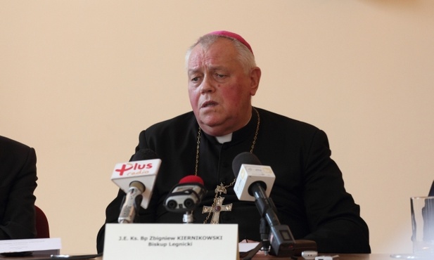 Bp Kiernikowski o pomocy uchodźcom