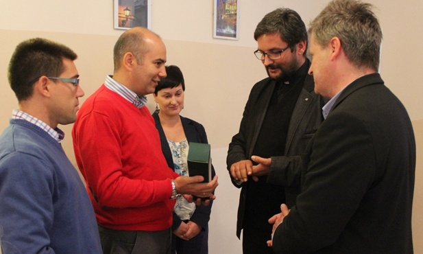 Ks. Piotr Hoffmann (drugi z prawej) przyjmuej prezent - andaluzyjską oliwę z rąk nauczycieli z Jaen