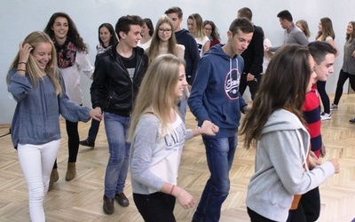 Integracyjne tańce belgijskie w polsko-hiszpańskim wykonaniu