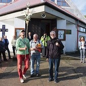 Wyjście spod kościoła Najświętszego Serca Pana Jezusa w Mikoszewie  