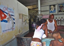 Plakat z Franciszkiem w towarzystwie portretów Fidela i Raúla Castro. Jak widać, Kubańczycy czczą zarówno tych, których kochają, jak i tych, których kochać im kazano... 