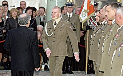 11 listopada 2008 r. prezydent Lech Kaczyński odznaczył Krzyżem Kawalerskim Orderu Odrodzenia Polski starszego szeregowego  Emila Urana