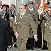 11 listopada 2008 r. prezydent Lech Kaczyński odznaczył Krzyżem Kawalerskim Orderu Odrodzenia Polski starszego szeregowego  Emila Urana