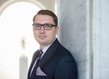 dr Marian Szołucha  ekonomista, wykładowca w Akademii Finansów i Biznesu Vistula, szef zespołu ekspertów Fundacji Centrum im. Władysława Grabskiego, członek Rady Forum dla Wolności i Rozwoju „Law4Growth”