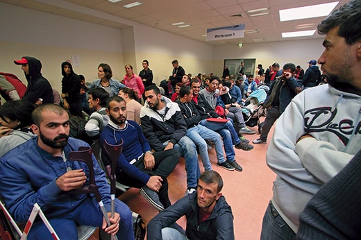 Wnętrze LaGeSo. Ci ludzie wiedzą już, że dziś będą mogli się zarejestrować