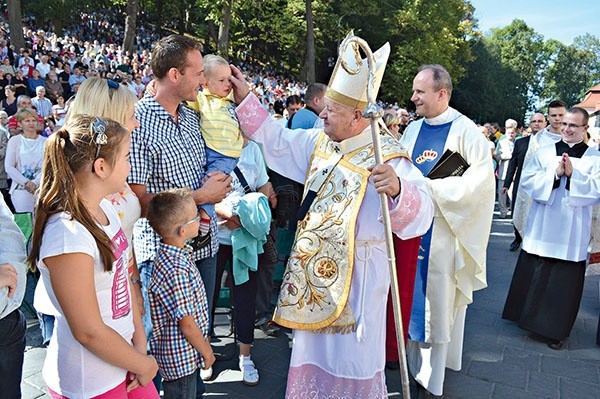 Na kalwaryjskich wzgórzach okalających sanktuarium zgromadziła się rzesza pielgrzymów. Z niektórymi rozmawiał i błogosławił ich kard. Dziwisz