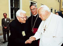 1997. Ks. Franciszek Chowaniec (z lewej, na pierwszym planie) podczas spotkania z Janem Pawłem II