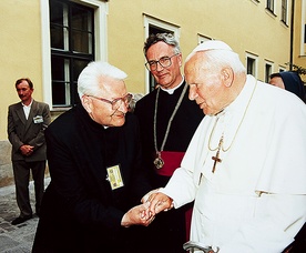 1997. Ks. Franciszek Chowaniec (z lewej, na pierwszym planie) podczas spotkania z Janem Pawłem II