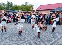  Podczas festynu z programem rock and rolla wystąpił szkolny zespół Żaklinki