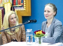  Brygida Grysiak i prowadząca spotkanie Magdalena Dzigman (z lewej) 
