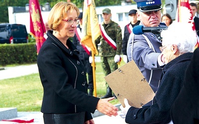  Dyplom uznania dyrektor Marii Małgorzacie Michajłow wręczyła  Zofia Liszka 