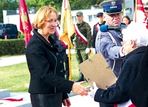  Dyplom uznania dyrektor Marii Małgorzacie Michajłow wręczyła  Zofia Liszka 