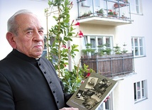 Ks. kan. Waldemar Nowak opisał swe wspomnienia m.in. o spotkaniach z uchodźcami w ostatnio wydanej książce „Śladami czasu”