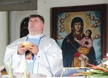  Ks. Żądło celebruje Sumę odpustową na placu pielgrzymkowym