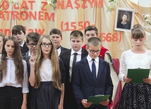 26 gimnazjalistów i 11 licealistów klas pierwszych złożyło ślubowanie na sztandar szkoły