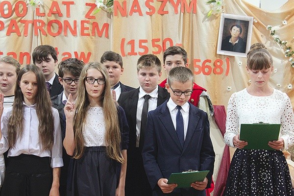  26 gimnazjalistów i 11 licealistów klas pierwszych złożyło ślubowanie na sztandar szkoły