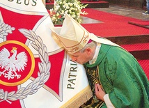 Sztandar jest zawsze bardzo ważnym symbolem. W tym przypadku potwierdza też zakorzenienie młodej szkoły w jeleniogórskim środowisku