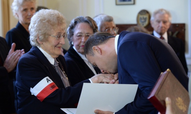 Prezydent awansował uczestniczki Powstania