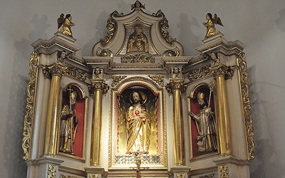 Ołtarz główny z figurą Serca Pana Jezusa