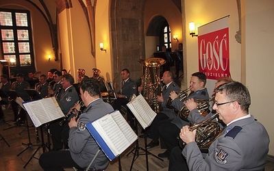 Konkurs literacki organizowany przez naszą redakcję i liceum salezjańskie cieszy się coraz większą renomą. Na zdjęciu koncert finałowy poprzedniej edycji w wykonaniu orkiestry Komendy Wojewódzkiej Policji we Wrocławiu