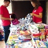 Wolontariusze lipnickiego zespołu charytatywnego przy pakowaniu plecaków