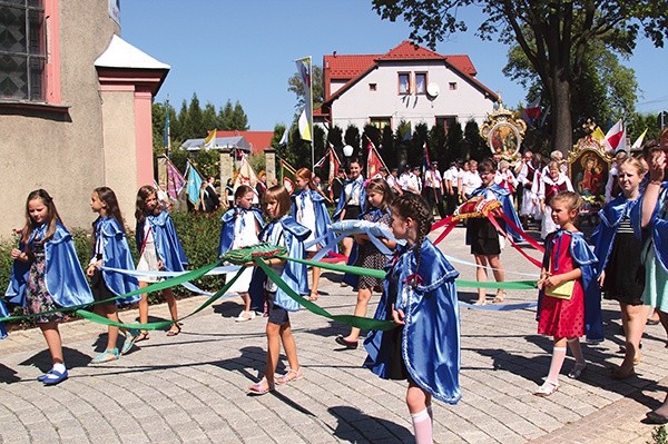  Dziękczynna procesja eucharystyczna wokół kościoła św. Bartłomieja