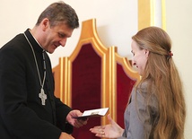  Biskup Roman Pindel wręczył dyplomy absolwentom studium