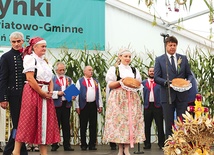  Chleb i wieniec przekazali dożynkowi starostowie 