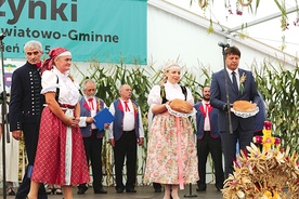  Chleb i wieniec przekazali dożynkowi starostowie 