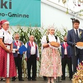  Chleb i wieniec przekazali dożynkowi starostowie 