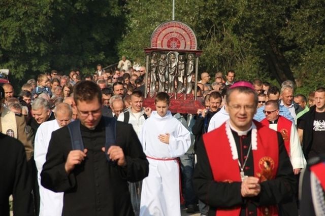 Bądź mężczyzną! Zegnij kolana!