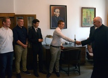 Kandydatów do seminarium przed rozpoczęciem wrześniowej tury egzaminów wstępnych wita rektor ks. Jarosław Wojtkun