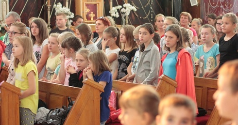 Ponad 400 uczniów w Tygodniu Wychowania przybyło do sanktuarium w Szczukach