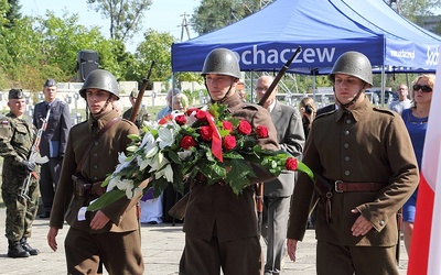 Członkowie Muzealnej Grupy Rekonstrukcji Historycznej II Batalionu 18. Pułku Piechoty skladają kwiaty pod pomnikiem na cmentarzu wojennym w Sochaczewie