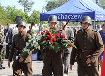 Członkowie Muzealnej Grupy Rekonstrukcji Historycznej II Batalionu 18. Pułku Piechoty skladają kwiaty pod pomnikiem na cmentarzu wojennym w Sochaczewie