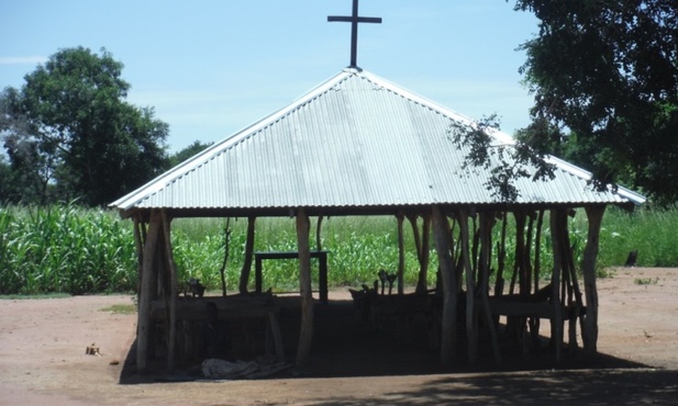 Kaplica w Ayem, przy której powstanie studnia