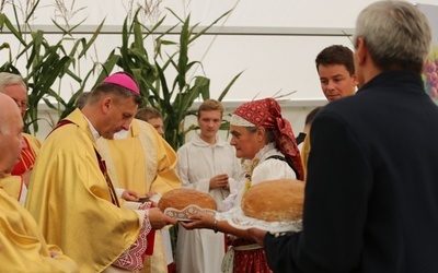 Chleb z tegorocznej mąki przynieśli do ołtarza starostowie dożynek