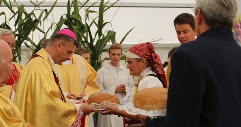 Chleb z tegorocznej mąki przynieśli do ołtarza starostowie dożynek